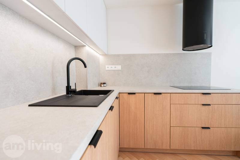 3i BYT V TOP LOKALITE – Trenčín, Sihoť - NA PRENÁJOM - Kuchynská linka v 3-izbovom byte s podlahou s dreveným dekorom a čiernym drezom.