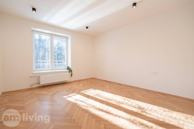 3i BYT V TOP LOKALITE – Trenčín, Sihoť - NA PRENÁJOM - Svetlá izba v 3-izbovom byte s podlahou s dreveným dekorom a veľkým oknom.