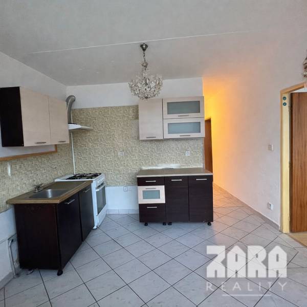 LUDMANSKÁ - 3 izbový byt, 65 m2 + loggia. KÚPOU VOĽNÝ. ČR. - Kuchyňa v 3-izbovom byte s plynovým sporákom a svetlými obkladačkami.