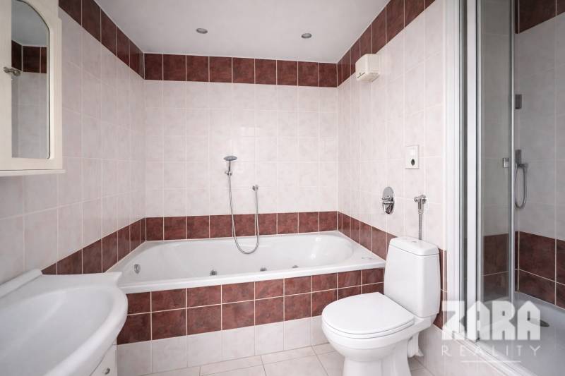 LUDMANSKÁ - 3 izbový byt, 65 m2 + loggia. KÚPOU VOĽNÝ. ČR. - Kúpeľňa v 3-izbovom byte, s rohovou vaňou, sprchovým kútom a umývadlom.