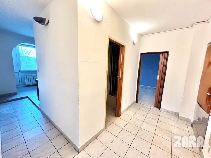 LUDMANSKÁ - 3 izbový byt, 65 m2 + loggia. KÚPOU VOĽNÝ. ČR. - Chodba v 3-izbovom byte s dlažbou, otvorené dvere, priechod do miestnosti.