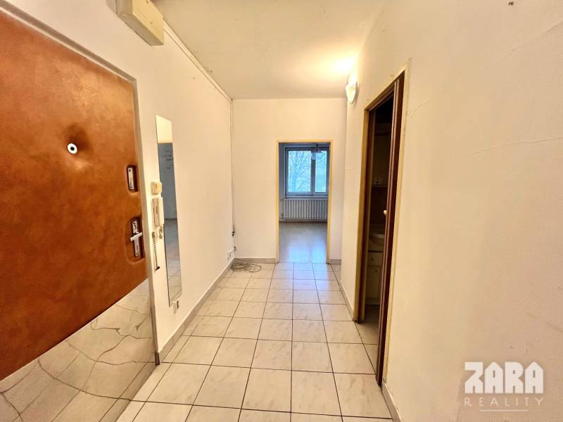LUDMANSKÁ - 3 izbový byt, 65 m2 + loggia. KÚPOU VOĽNÝ. ČR. - Chodba v 3-izbovom byte s dlažbou a vstupnými dvermi.