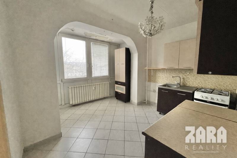 LUDMANSKÁ - 3 izbový byt, 65 m2 + loggia. KÚPOU VOĽNÝ. ČR. - Kuchyňa s dlažbou a oknom, 3-izbový byt so sporákom a drezom.