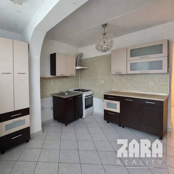 LUDMANSKÁ - 3 izbový byt, 65 m2 + loggia. KÚPOU VOĽNÝ. ČR. - Kuchyňa v 3-izbovom byte s kachličkovou podlahou a kuchynskou linkou.