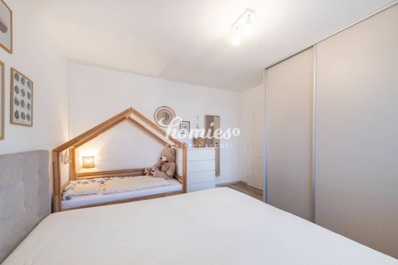 PREDAJ 2 izbový moderne zrekonštruovaný byt s klimatizáciou, CENTRUM - Detská izba v 2-izbovom byte s detskou posteľou a skriňou.