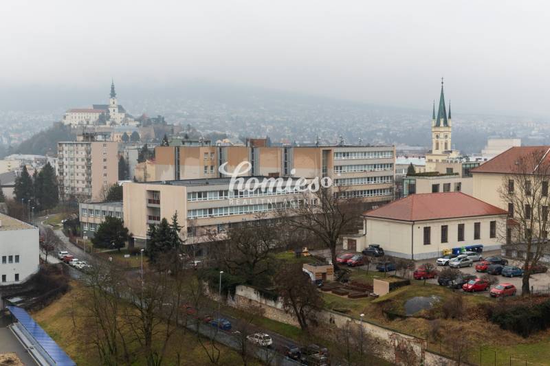 PREDAJ 2 izbový moderne zrekonštruovaný byt s klimatizáciou, CENTRUM - Výhľad z 2-izbového bytu v Nitre s panorámou mesta a kostola.
