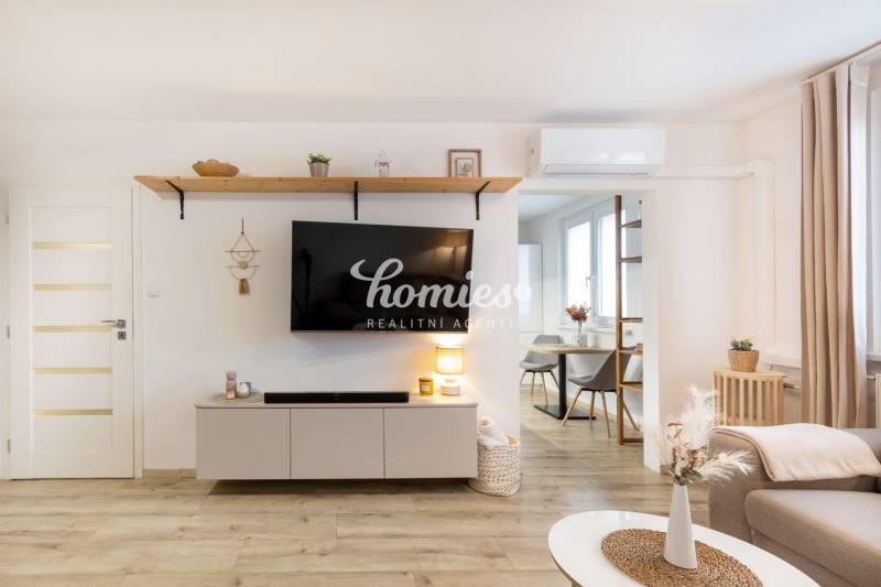 PREDAJ 2 izbový moderne zrekonštruovaný byt s klimatizáciou, CENTRUM - Obývacia izba v 2-izbovom byte s televízorom, podlaha s dreveným dekorom.