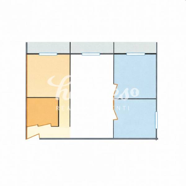NA PREDAJ 3-izbový byt v centre, jedinečný výhľad na mesto, Nitra - Farebný pôdorys 3-izbového bytu s rôznymi miestnosťami a vstupmi.