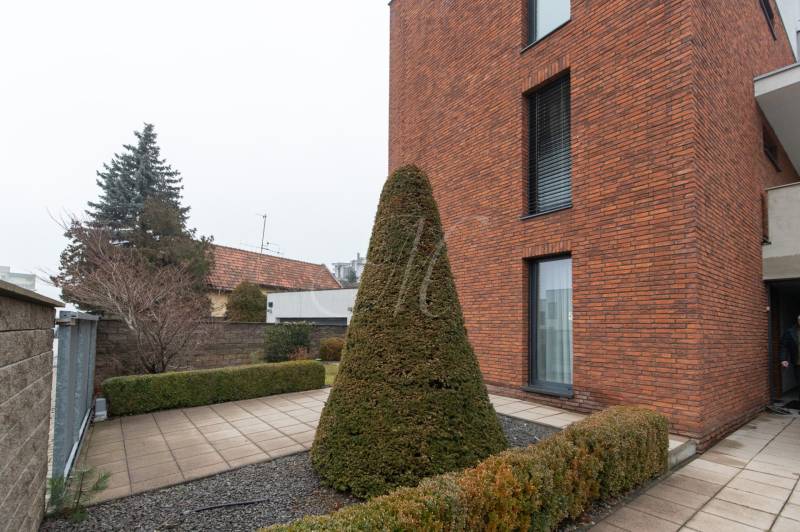 Exkluzívny 2i byt s terasou a parkovaním, Kramáre - Tehlový dom na ulici Bárdošova v Bratislave - Kramároch so záhradou a dlaždeným chodníkom.