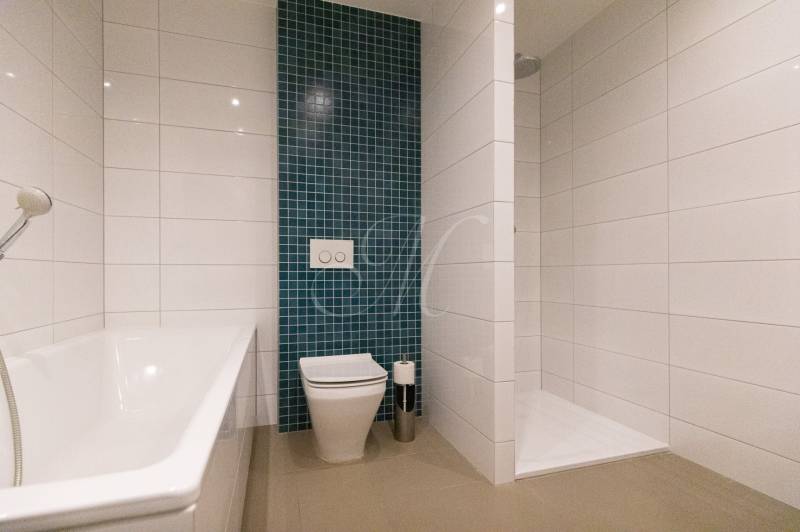 Exkluzívny 2i byt s terasou a parkovaním, Kramáre - Kúpeľňa so sprchovacím kútom a vaňou v 2-izbovom byte.