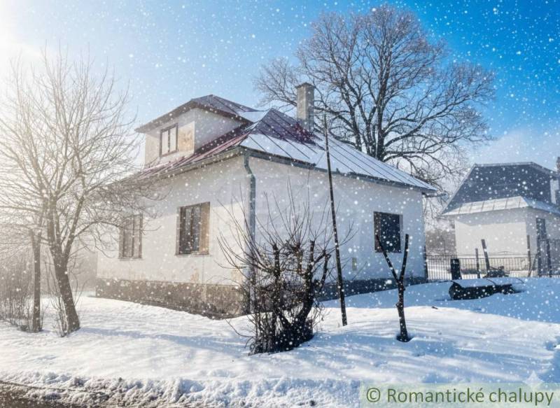 Rodinný dom v srdci Štiavnických vrchov, Štiavnické Bane. - Zimný rodinný dom v Štiavnických Baniach obklopený snehom a stromami.