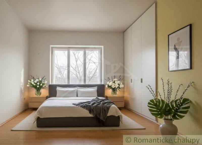 Rodinný dom v srdci Štiavnických vrchov, Štiavnické Bane. - Spálňa v rodinnom dome s posteľou, skriňami a podlahou s dreveným dekorom.