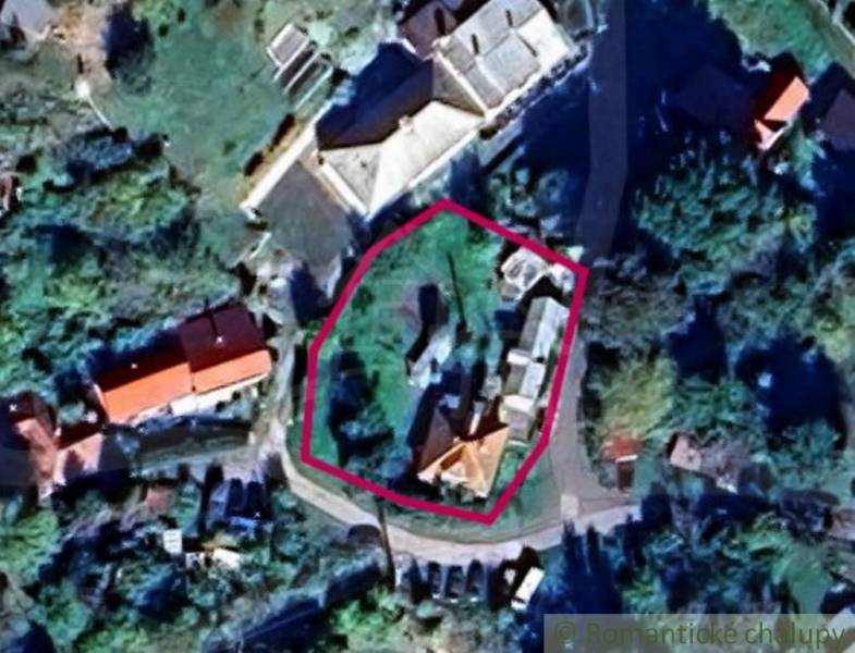 Rodinný dom v srdci Štiavnických vrchov, Štiavnické Bane. - Letecký pohľad na areál rodinného domu v Štiavnických Baniach obklopený zeleňou.