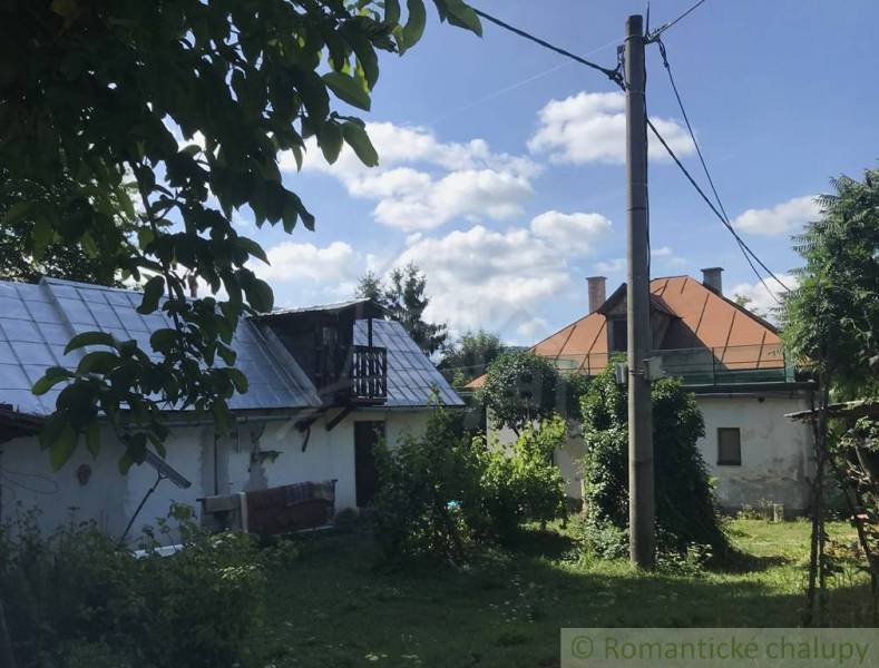 Rodinný dom v srdci Štiavnických vrchov, Štiavnické Bane. - Rodinné domy v Štiavnických Baniach obklopené zeleňou a čistou oblohou.