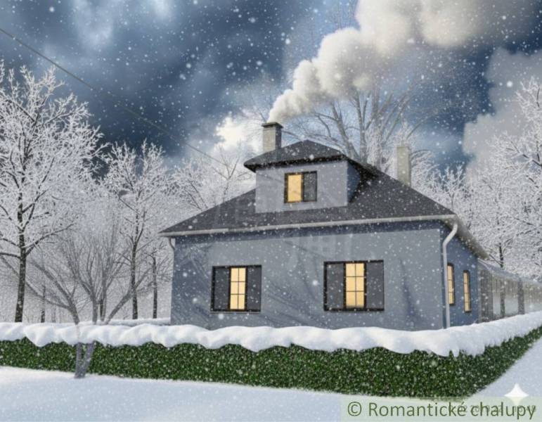 Rodinný dom v srdci Štiavnických vrchov, Štiavnické Bane. - Rodinný dom v Štiavnických Baniach obklopený snehom, zasnežené stromy, dym z komína.