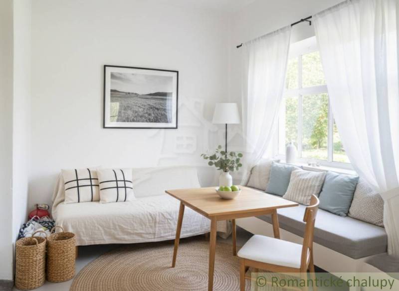 Rodinný dom v srdci Štiavnických vrchov, Štiavnické Bane. - Svetlá obývačka v rodinnom dome s útulným sedením, stolom a dekoráciami.