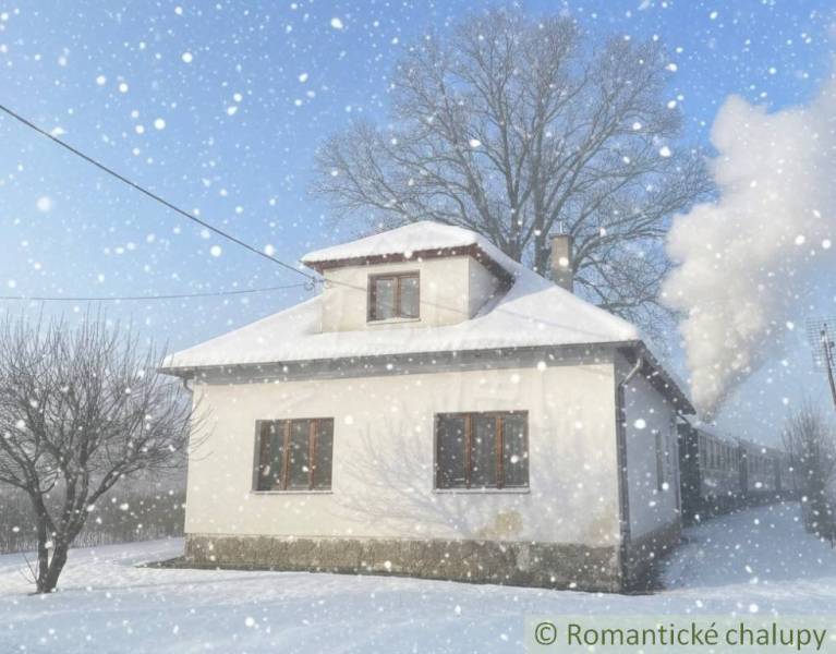 Rodinný dom v srdci Štiavnických vrchov, Štiavnické Bane. - Rodinný dom v Štiavnických Baniach počas zasneženia, vedľa prechádza vlak, zasnežená strecha.