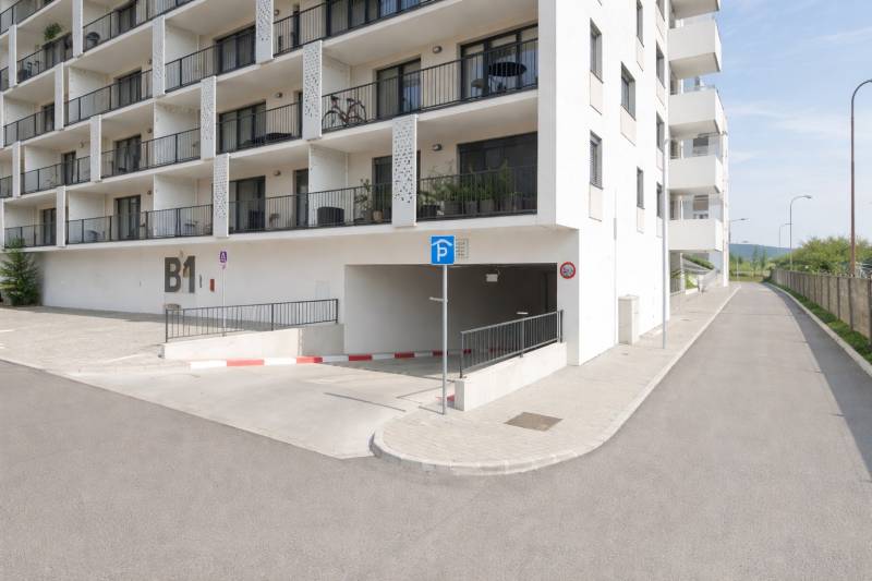 PRENÁJOM parkovacieho miesta v garáži, E.Wenzla - RENDEZ - Bytová budova s parkovacím vjazdom v Bratislave-Rači na ulici Eduarda Wenzla.