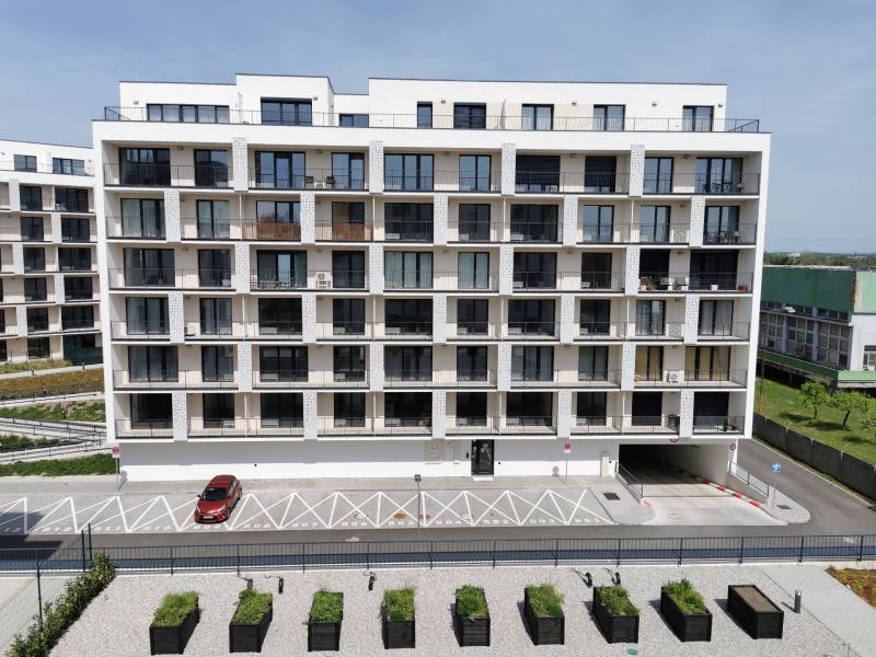 PRENÁJOM parkovacieho miesta v garáži, E.Wenzla - RENDEZ - Moderná bytovka s parkovacími miestami a zeleňou na ulici Eduarda Wenzla v Bratislave - Rači.