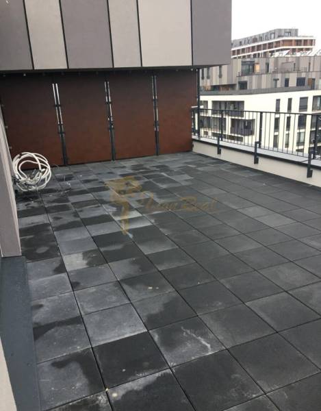 3-izb. byt, Zuzany Chalupovej, Petržalkou s veľkou terasou a saunou - Terasa s dlažbou pri 3-izbovom byte na ulici Zuzany Chalupovej, Bratislava - Petržalka.