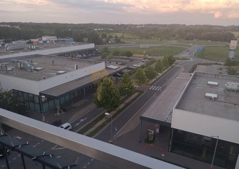 3-izb. byt, Zuzany Chalupovej, Petržalkou s veľkou terasou a saunou - Výhľad z bytu na Zuzany Chalupovej v Bratislave-Petržalke na obchodné a zelené priestory.