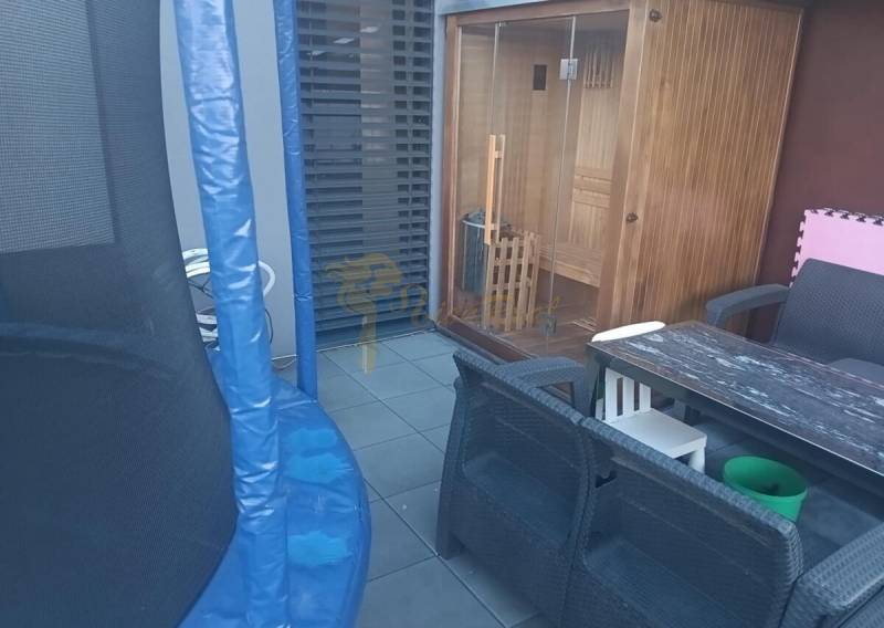 3-izb. byt, Zuzany Chalupovej, Petržalkou s veľkou terasou a saunou - Na terase 3-izbového bytu je trampolína, sauna, stôl a stoličky.