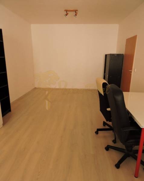 Nebytový priestor, Mikulášska, centrum mesta pod hradom - Prázdna miestnosť so stolmi a stoličkami na ulici Mikulášska, vhodná pre 1-izbový byt.