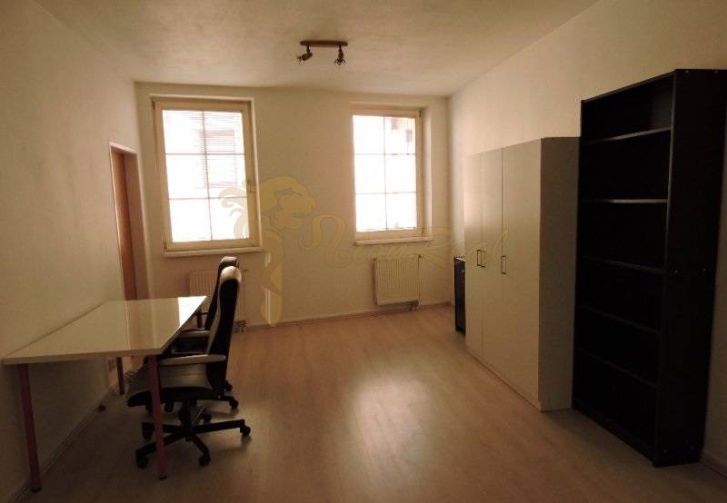 Nebytový priestor, Mikulášska, centrum mesta pod hradom - Jednoduchá izba so stolom, stoličkami, nábytkom, na ulici Mikulášska, vhodná ako 1-izbový byt.