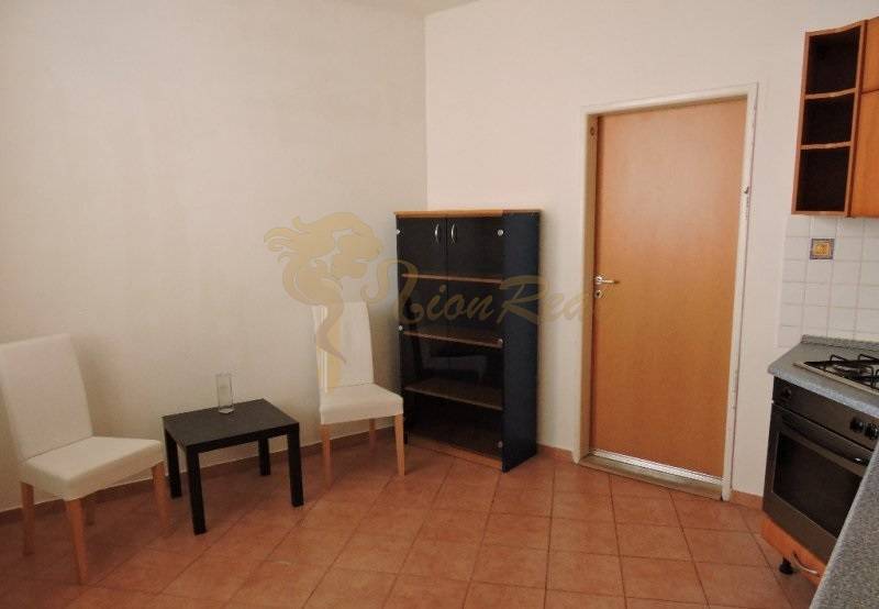 Nebytový priestor, Mikulášska, centrum mesta pod hradom - Jednoduchý interiér, 1-izbový byt na ulici Mikulášska, s kuchyňou a nábytkom.