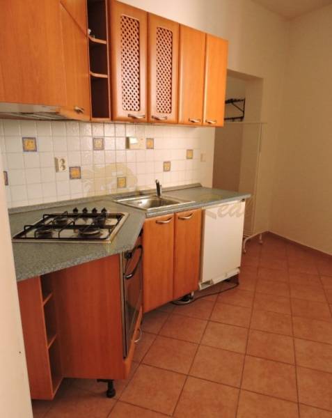 Nebytový priestor, Mikulášska, centrum mesta pod hradom - Malá kuchyňa na ulici Mikulášska, 1-izbový byt s plynovým sporákom a linkou.