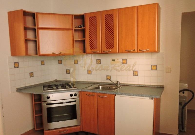 Nebytový priestor, Mikulášska, centrum mesta pod hradom - Kuchyňa na ulici Mikulášska v 1-izbovom byte s plynovým sporákom a drezom.