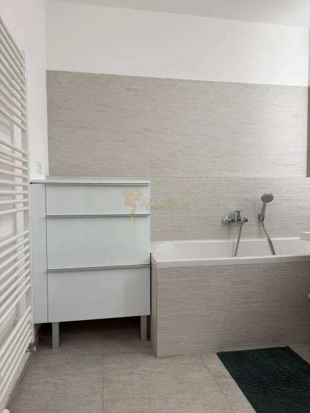 3-izb. byt, Martina Granca, Dúbravka, novostavba Pekná výhliadka - Kúpeľňa so svetlými obkladačkami, vaňou, bielou skrinkou a radiátorom v 3-izbovom byte.