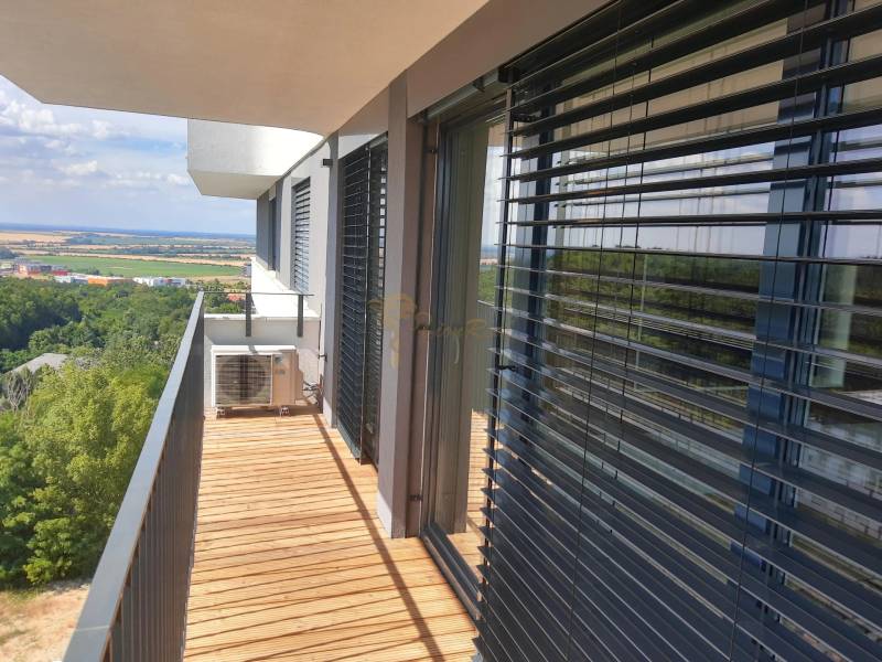 3-izb. byt, Martina Granca, Dúbravka, novostavba Pekná výhliadka - Balkón 3-izbového bytu v Bratislave - Dúbravke s pohľadom na prírodu a okolie na ulici Martina Granca.