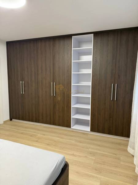 3-izb. byt, Martina Granca, Dúbravka, novostavba Pekná výhliadka - Spálňa s veľkou skriňou a podlahou s dreveným dekorom v 3-izbovom byte.