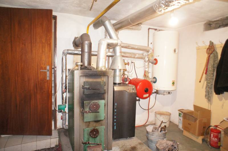 Rodinný dom v obci Čilížska Radváň s veľkým pozemkom - Kúrenie v rodinnom dome s kotlom a bojlerom v technickej miestnosti.