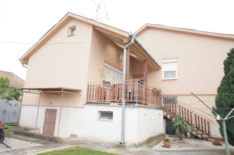 Rodinný dom v obci Čilížska Radváň s veľkým pozemkom - Rodinný dom s terasou a záhradou, vhodný pre pokojný život.