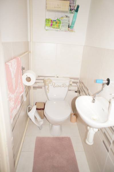 Rodinný dom v obci Čilížska Radváň s veľkým pozemkom - Malá kúpeľňa s toaletou, umývadlom, úložným košom na rodinný dom.