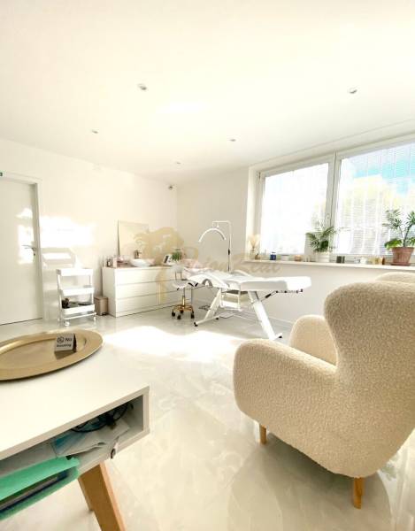 4-izb. byt, Cabanova ul., Dúbravka so samostatným vstupom - Kozmetický salón so svetlou výbavou, hygienickým prostredím na ulici Cabanova, 4-izbový byt.