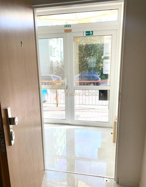 4-izb. byt, Cabanova ul., Dúbravka so samostatným vstupom - Vstupné dvere vedúce na ulicu Cabanova, v pozadí zaparkované auto.