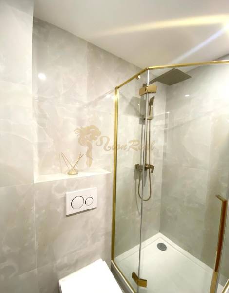 4-izb. byt, Cabanova ul., Dúbravka so samostatným vstupom - Sprchový kút so zlatým rámom na ulici Cabanova, 4-izbový byt, elegantná kúpeľňa.