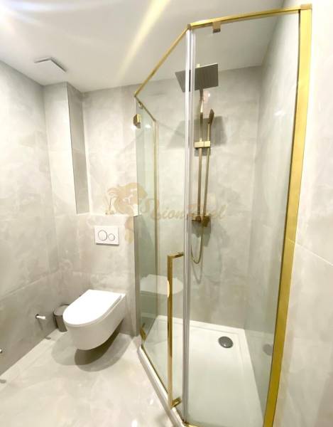 4-izb. byt, Cabanova ul., Dúbravka so samostatným vstupom - Kúpeľňa so sprchovým kútom a toaletou so zlatými detailmi, ideálna pre 4-izbový byt.