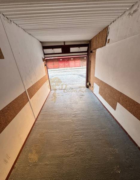 Garáž Bebravská ul., Vrakuňa s pozemkom - Interiér garáže na Bebravskej ulici vo Vrakuni, Bratislava, s otvorenými dverami na príjazdovej ploche.