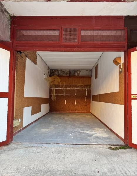 Garáž Bebravská ul., Vrakuňa s pozemkom - Hala garáže na Bebravskej ulici v Bratislave - Vrakuni, s vnútorným dokončením.