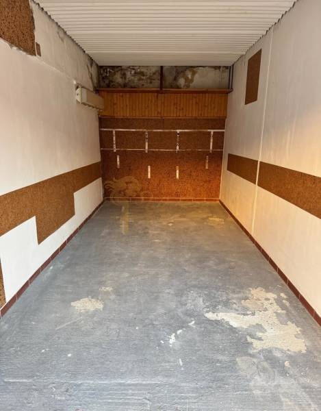 Garáž Bebravská ul., Vrakuňa s pozemkom - Garáž na Bebravskej ulici v Bratislave – Vrakuni s betónovou podlahou a korkovým obložením stien.