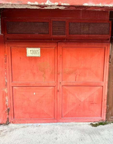 Garáž Bebravská ul., Vrakuňa s pozemkom - Červené dvere garáže na Bebravskej ulici v Bratislave - Vrakuni.