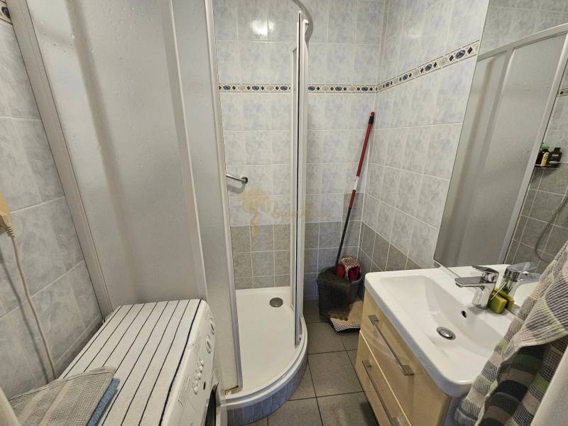 Veľký 2-izb. byt na ul. Nezábudková, Ružinov pri OC Retro - Kúpeľňa v 2-izbovom byte s umývadlom, sprchovým kútom a práčkou.