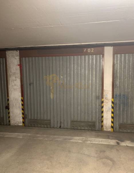 Garáž na začiatku Petržalky - Garáže na Medveďovej ulici v Bratislave - Petržalke s kovovými dverami.