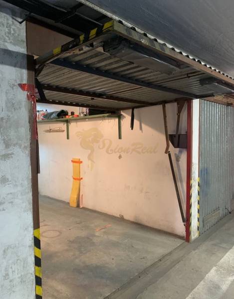 Garáž na začiatku Petržalky - Otvorená garáž na Medveďovej ulici v Petržalke, Bratislava, s betónovou podlahou a skladovacím priestorom.