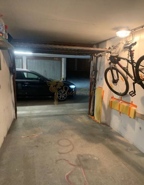 Garáž na začiatku Petržalky - Garáž s bicyklom na stene a autom na ulici Medveďovej v Bratislave - Petržalke.