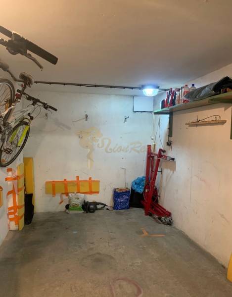 Garáž na začiatku Petržalky - Bicykel a náradie v garáži na Medveďovej ulici v Petržalke.